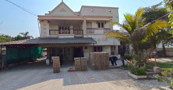 અડાલજના વૈભવી બંગલામાંથી 500 પેટી વિદેશી દારૂ જપ્ત