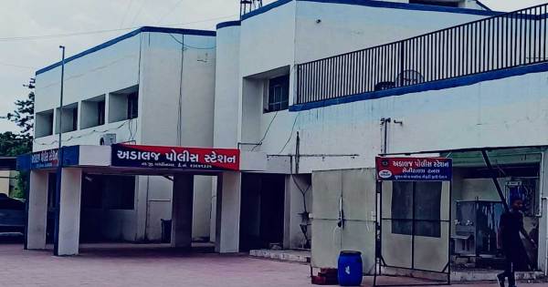 ઇકોમાં બેઠેલા શખસો નજર ચુકવીને રૂ. 4.50 લાખના દાગીના સેરવી ગયા