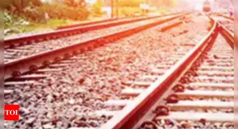Mumbai Girl Suicide: Teen couple ends their lives on railway tracks in Mumbai’s Vikhroli | Mumbai News – The Times of India