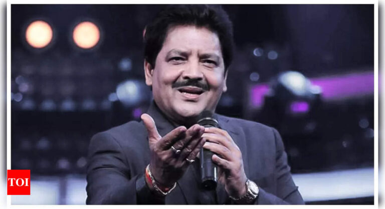 Paparazzi tease Udit Narayan at success bash of ‘The Roshans’: ‘Ek kiss ho jaye…’ | – The Times of India