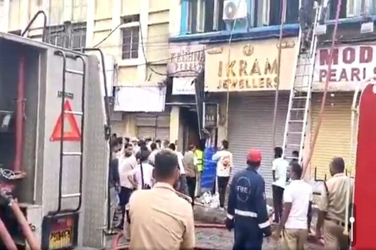 हैदराबाद के चारमीनार के पास लगी भीषण आग, 17 लोगों की मौत, PM मोदी ने घटना पर दुख जताया | massive fire broke out in building near Charminar in Hyderabad, 17 killed