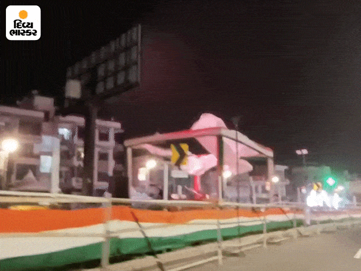 Heavy rains forecast in South Gujarat today | અમદાવાદમાં મિનિ વાવાઝોડાની જેમ પવન ફૂંકાયો: PM મોદીના રોડ શોના રૂટ પર બેનર અને મંડપ તૂટી પડ્યા, ત્રણ ફ્લાઈટ સુરત ડાયવર્ટ કરવી પડી – Ahmedabad News