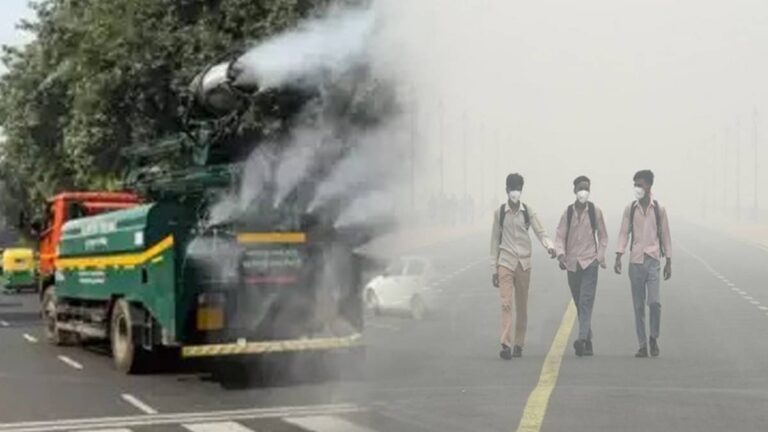 Delhi Pollution: दिल्ली की हवा फिर हुई जहरीली, AQI खराब श्रेणी में पहुंचा, जानें अचानक क्यों गैस चैंबर बनी राष्ट्रीय राजधानी