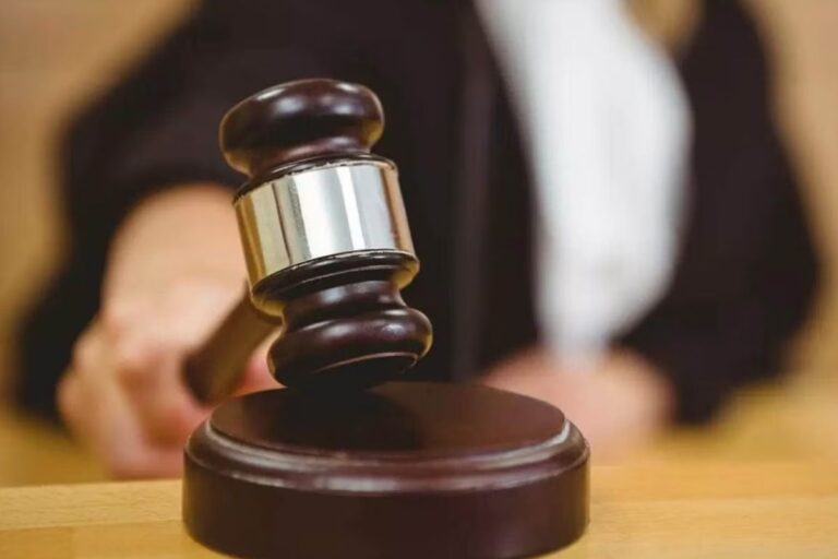 Delhi Court: फैसला सुनाने से ठीक पहले स्टेनोग्राफर ने दी आत्महत्या की धमकी…दिल्ली की अदालत में हाई वोल्टेज ड्रामा | high voltage drama in Karkardooma Delhi court Judge Neha Garg verdict before stenographer threatens commit suicide