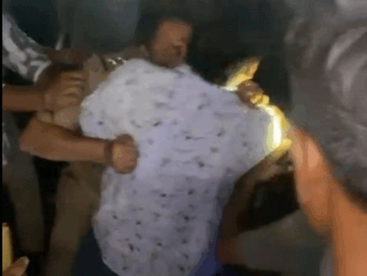 Drunk police officer causes accident | વડોદરામાં નશામાં ધૂત PSIએ અકસ્માત સર્જ્યો: GST એડિશનલ કમિશનરની કારએ બે મહિલા પોલીસકર્મીની એક્ટિવા અને એક યુવકની એક્ટિવાને અડફેટે લીધા – Vadodara News