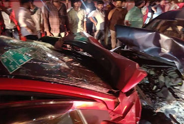 જામનગર નજીક સમર્પણ બાયપાસ પાસે બે કાર સામસામે અથડાઈ જતાં ગોઝારો અકસ્માત: એક બુજુર્ગનું મૃત્યુ: એક બાળક સહિત અન્ય ચારને ઇજા | Accident between two cars near Samarpan Bypass near Jamnagar