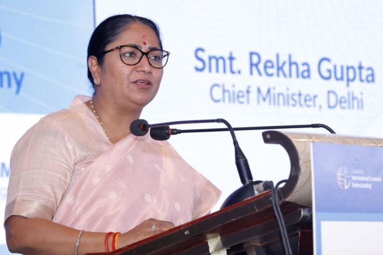 दिल्ली में एक नवंबर से लागू होगा नया नियम, सीएम रेखा ने लॉन्च किया ट्रिपल एक्‍शन प्लान, 2300 ई-ऑटो की एंट्री | CM Rekha Gupta launched triple action plan on air pollution in Delhi
