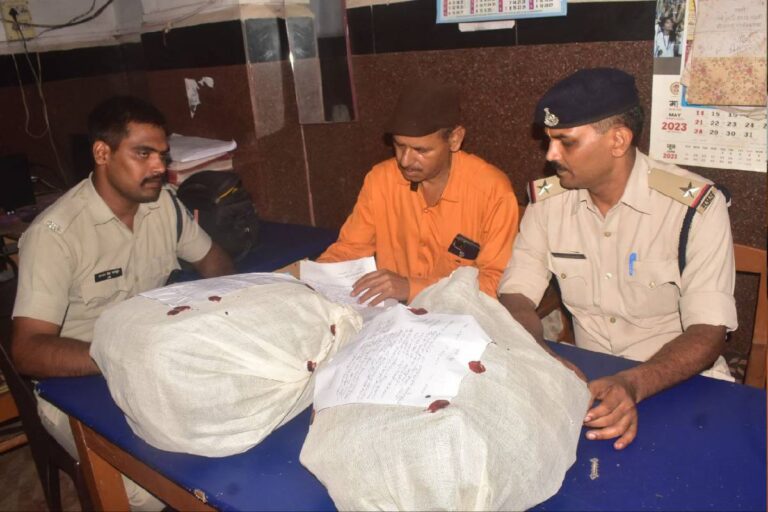 चलती ट्रेन से प्लेटफॉर्म पर कूदा यात्री, जीआरपी ने पकड़कर तलाशी ली तो मिला ‘खजाना’ | mp news Passenger caught with 30 kg of silver at railway station