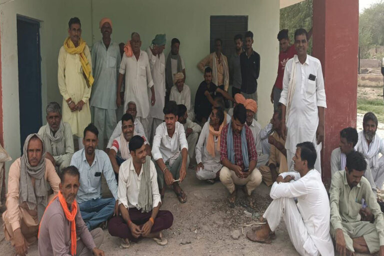 कालूसर में गहराया पेयजल संकट, आक्रोशित ग्रामीणों ने लगाया धरना